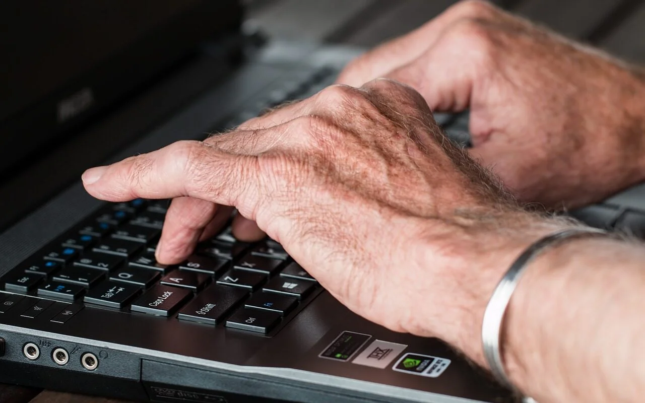 hands, old, typing-545394.jpg
