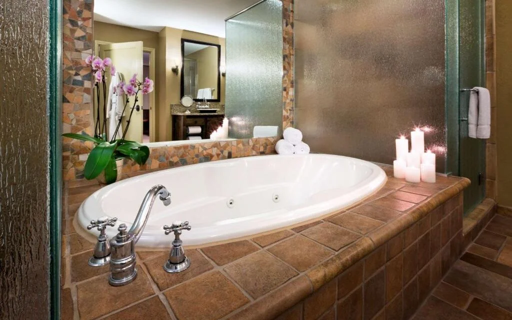 romantic hotels | blog post about romantic hotels with jacuzzi in room