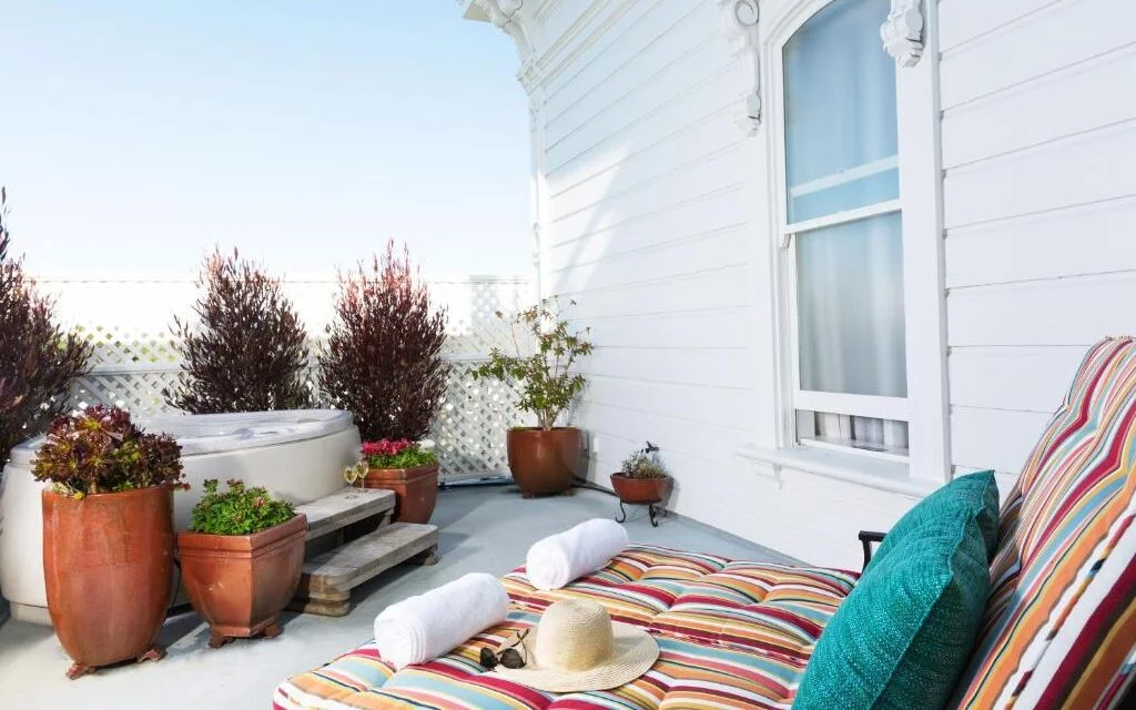 romantic hotels | blog post about romantic hotels with jacuzzi in room