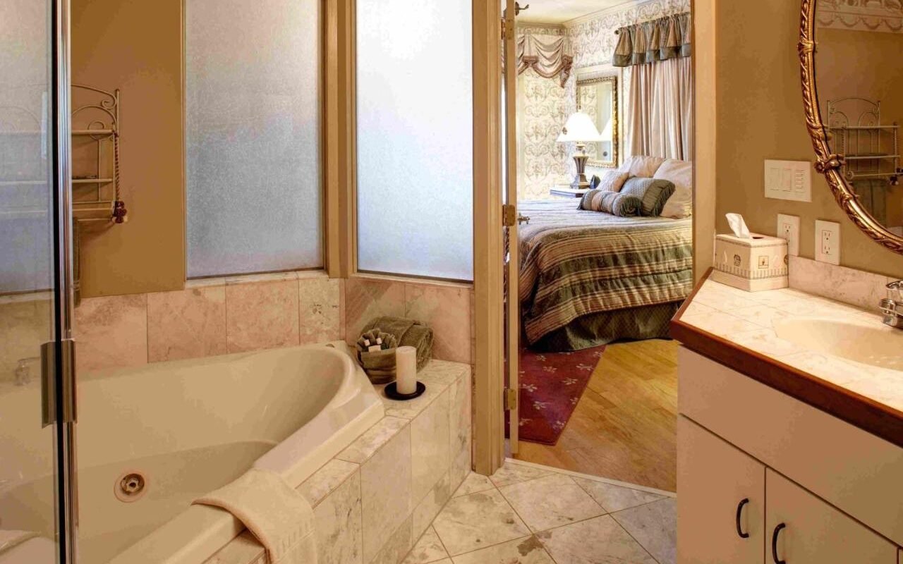 blog post about romantic hotels with jacuzzi in room