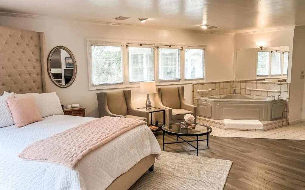 romantic hotels | blog post about romantic hotels with jacuzzi in room