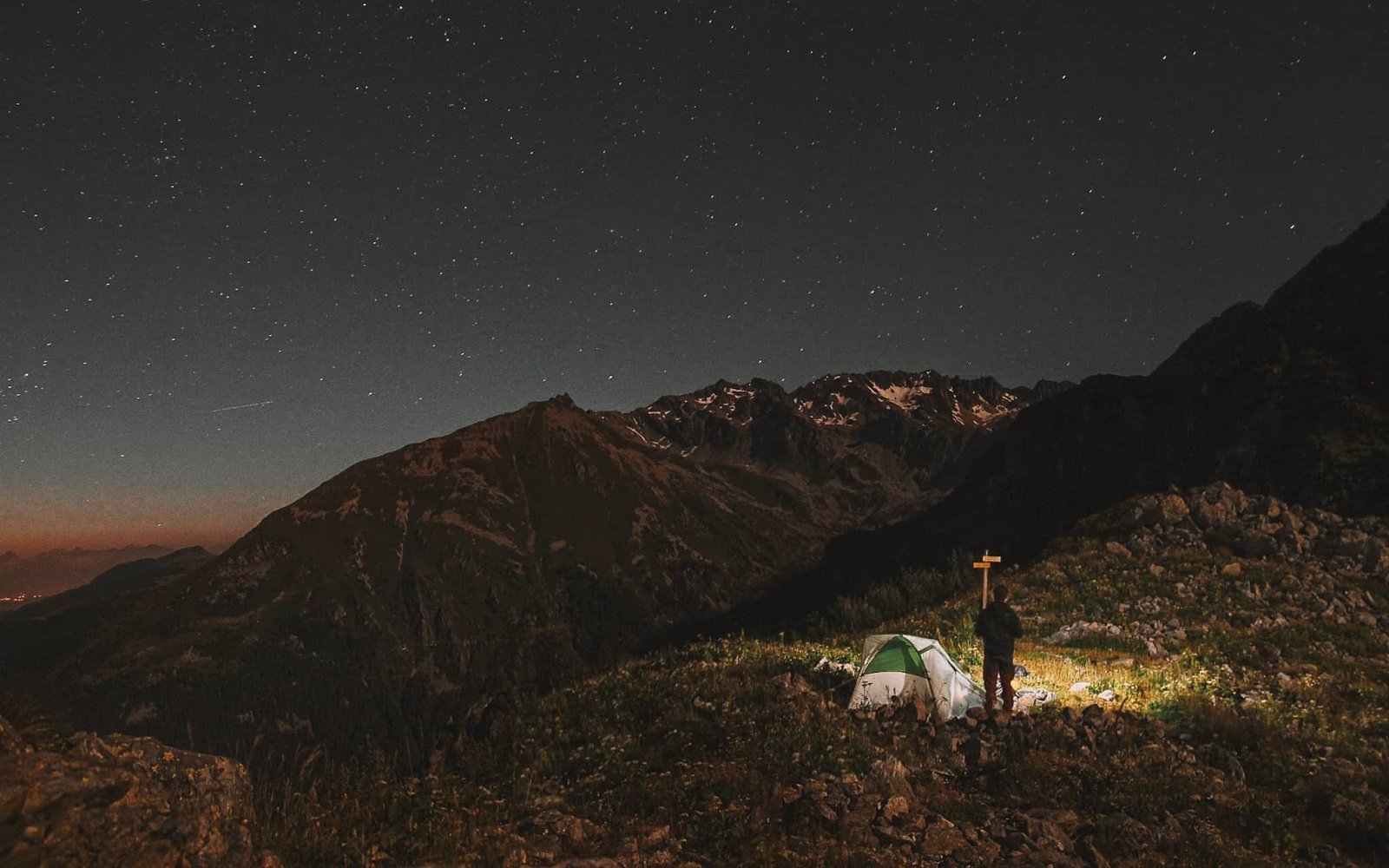 camping at night kasol kheertanga trek